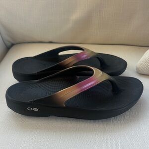 Oofos Women’s Black and Multicolor Flip Flops size 8